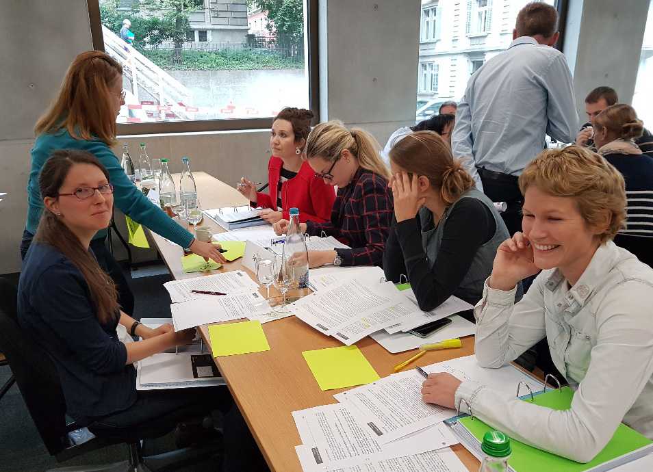 Enlarged view: Lecturer and participants discussing